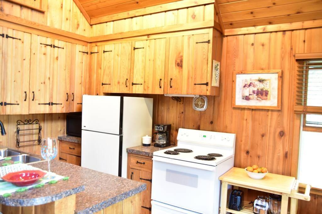 Quiet And Comfy 3Bed/2Bath - Chalet With Hot Tub. Cedar Екстериор снимка